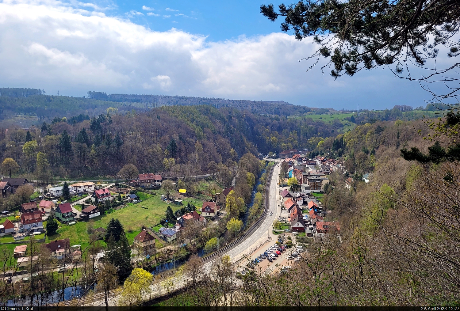 Als der Schornsteinberg im Höhlenort Rübeland erreicht war, riss der Himmel kurzzeitig auf. Das war dann auch leider die einzige Begegnung mit der Sonne an diesem frischen Frühlingstag. Immerhin gab's hier oben einen Stempel ins Heft der Harzer Wandernadel. Der Aussichtspunkt trägt die Nummer 89.

🕓 29.4.2023 | 12:27 Uhr