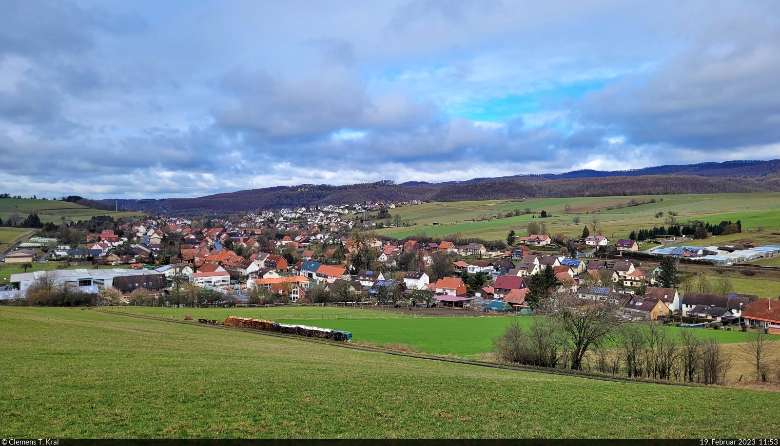 Am westlichen Rand des Harzes und unweit der ehemaligen innerdeutschen Grenze liegt Barbis, ein Ortsteil der Stadt Bad Lauterberg.
Aufgenommen während eines Spaziergangs am Röhlberg.

🕓 19.2.2023 | 11:53 Uhr