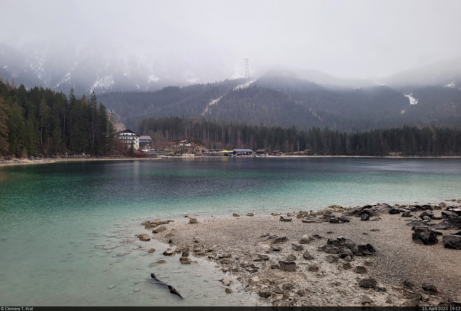 Auch unter grauer Wolkendecke hat der Eibsee etwas Mystisches. Der Besucherstrom hatte sich am frühen Abend gelegt, sodass man ganz in Ruhe um den See wandern konnte. Das Bild zeigt den Ausgangspunkt der meisten Tagesgäste am Parkplatz und der Seilbahn-Talstation.

🕓 15.4.2023 | 19:13 Uhr