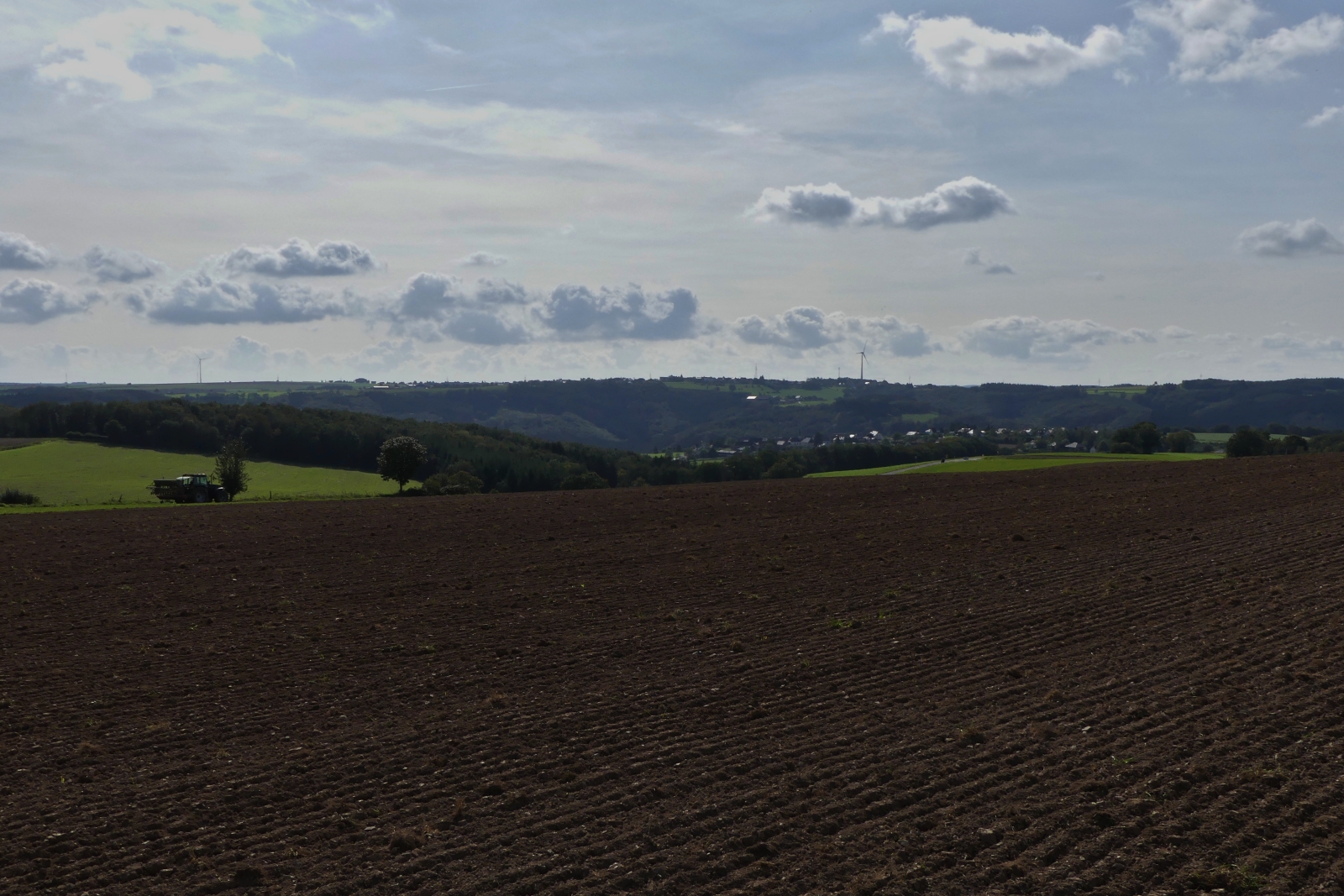 Auf einer Wanderung zwischen Alscheid und Wilwerwiltz habe ich dieses Foto in Richtung Süden über die zerklüftete Öslinger Landschaft geschossen, der Ort in der Mitte des Bildes ist Merkholtz. 30.09.2023