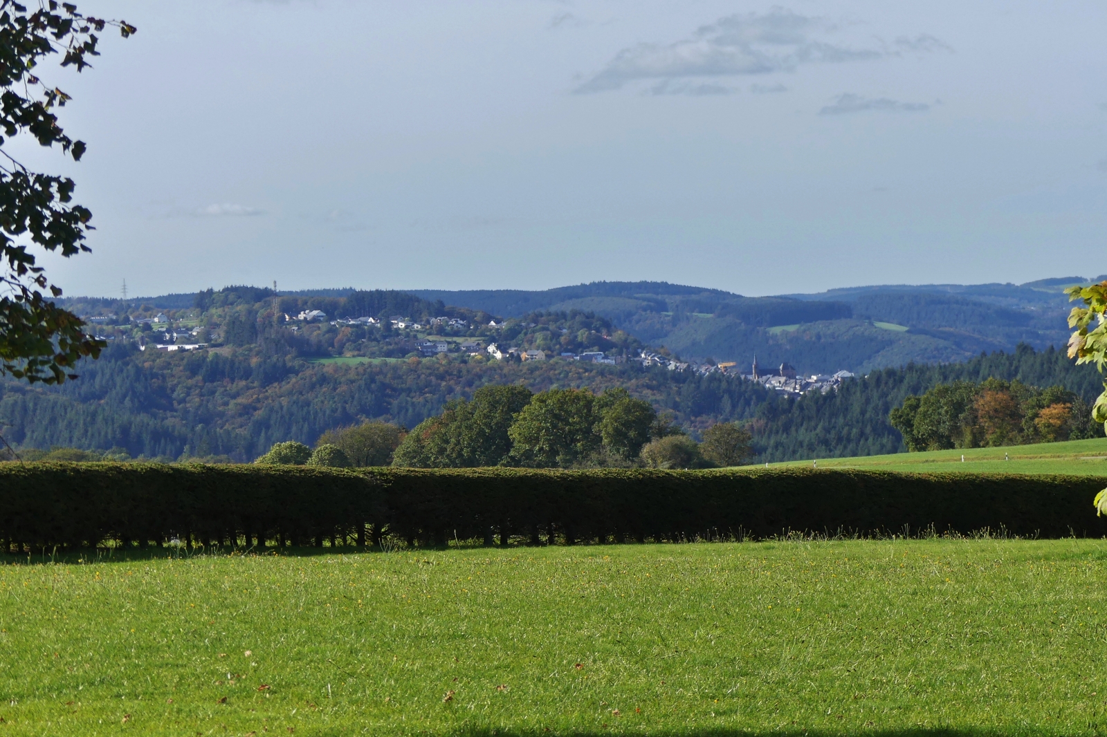 Aufnahme auf der Anhöhe nahe Alscheid in Richtung Belgien, in der Mitte des Bildes ist ein Teil der Oberstadt von Wiltz zu sehen, am linken Bildrand die Ortschaft Roullingen. 15.10.2023