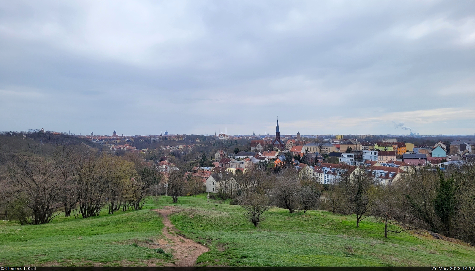 Aussicht vom Ochsenberg in Halle-Kröllwitz. Am rechten Bildrand kann man sogar bis zum Kraftwerk Schkopau schauen.

🕓 29.3.2023 | 14:12 Uhr