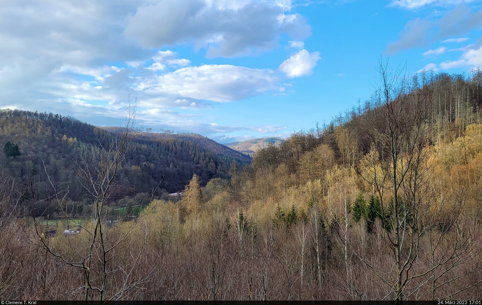 Bei einer Begehung des Hausbergs in Bad Lauterberg wandert der Blick in die Landschaft des Harzes, hier speziell in Richtung des Großen Knollens.

🕓 24.3.2023 | 17:01 Uhr