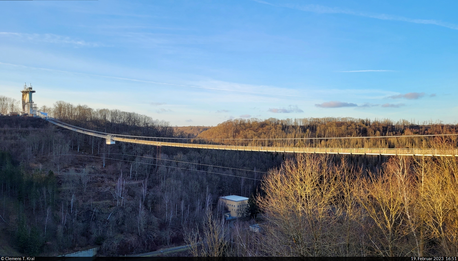 Bei Sonnenuntergang wurde noch einmal auf die Hängebrücke  Titan RT  und den Turm der Doppelseilrutsche  Megazipline  an der Rappbode-Talsperre geblickt.

🕓 19.2.2023 | 16:51 Uhr