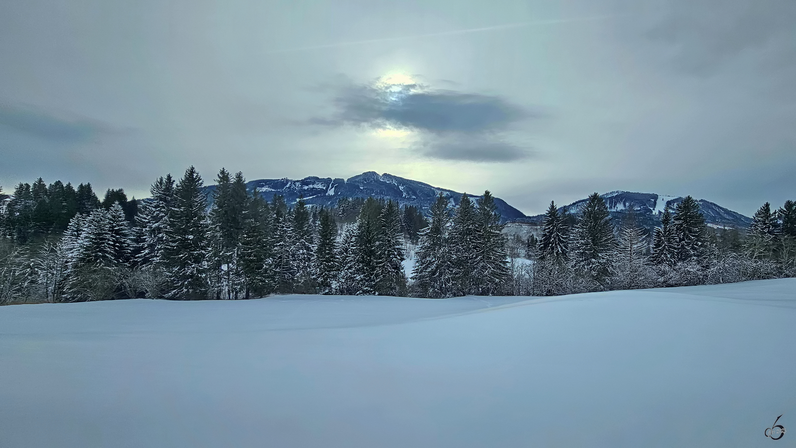 Blick aus dem Bahnfenster auf eine Winterlandschaft im Allgäu. (Pfronten, November 2023)