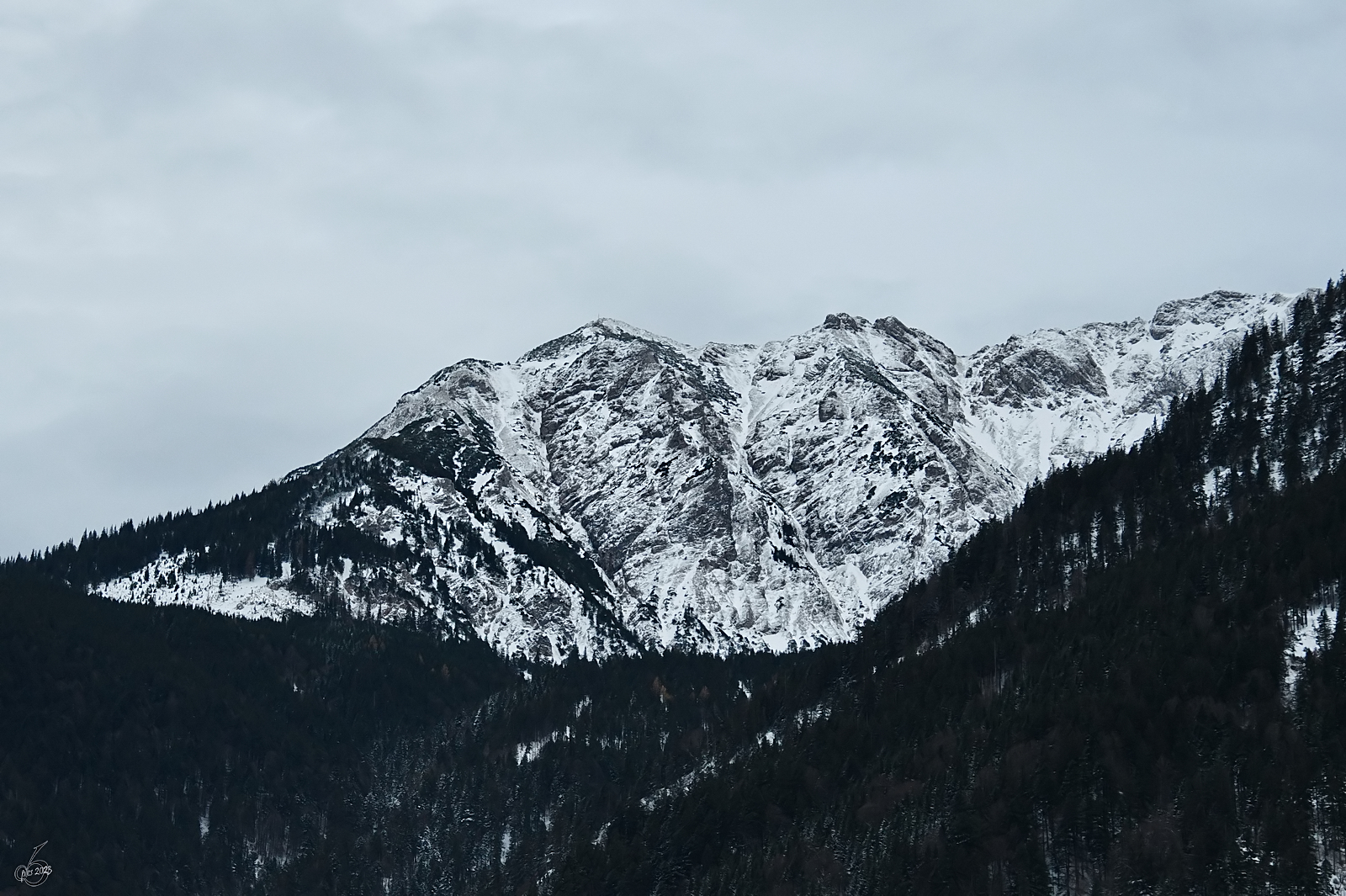 Blick in die Berge (vermutlich Roter Stein) hinter Pfronten-Steinach. (November 2023)