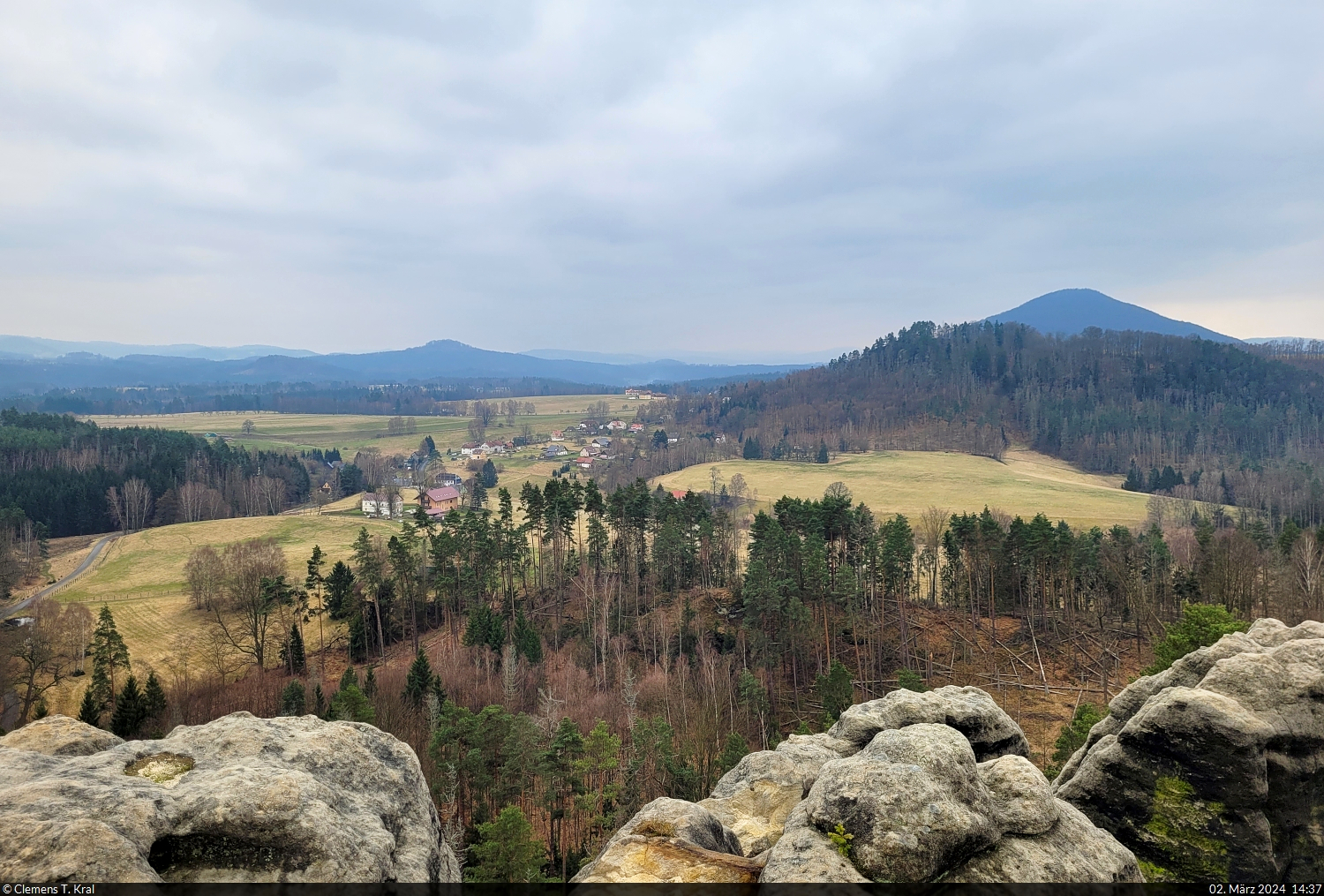 Blick in die Böhmische Schweiz vom Šaunštejn bei Vysoká Lípa (CZ). Einst eine Felsenburg, heute eine Ruine, die über Leitern und Stufen abenteuerlich erklommen werden kann.

🕓 2.3.2024 | 14:37 Uhr
