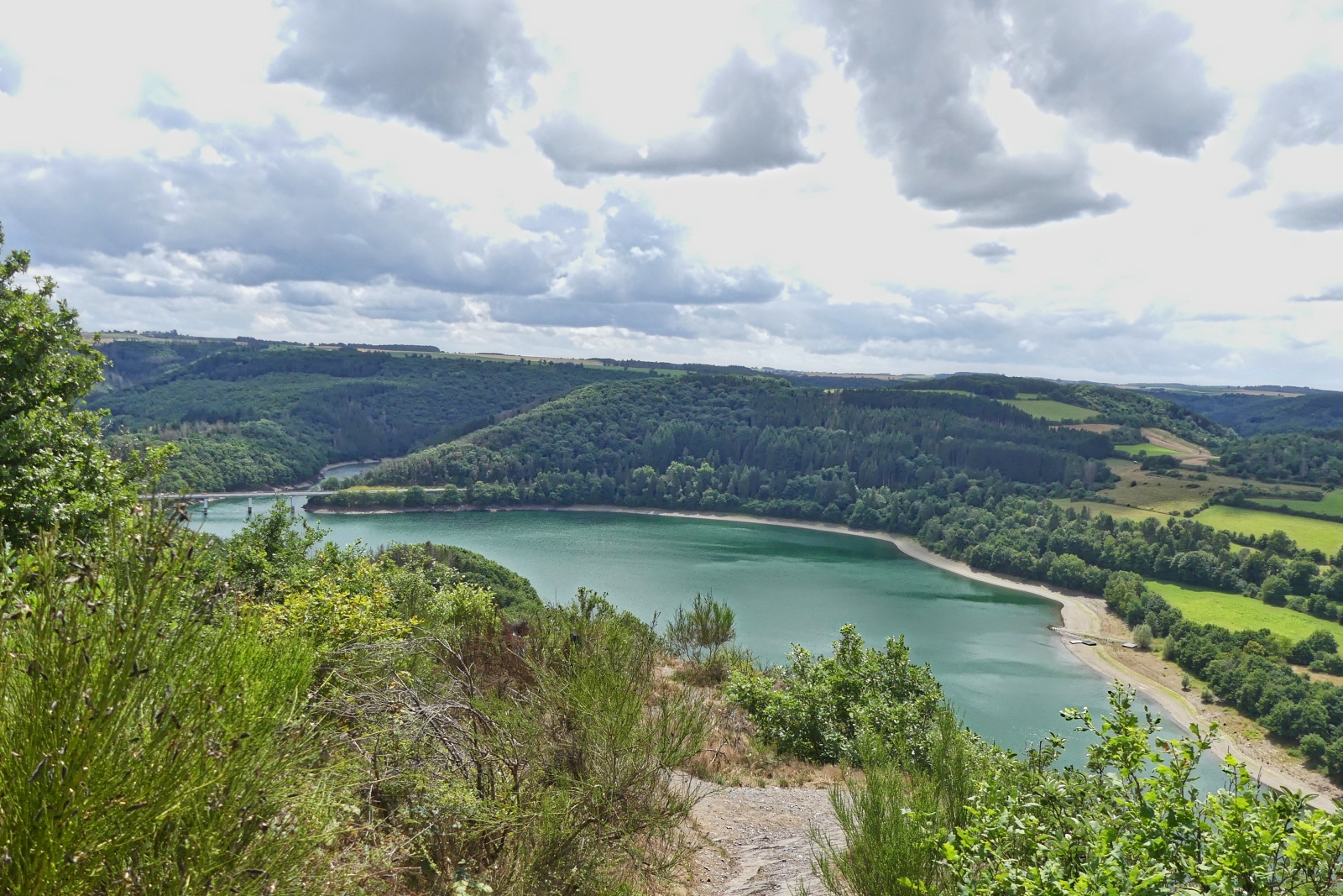Blick von einem Wanderweg nahe Kaundorf (L),in Sdlicher Richtung, die Brcke links gehrt zur Strae Esch Sauer - Insenborn. 07.2025