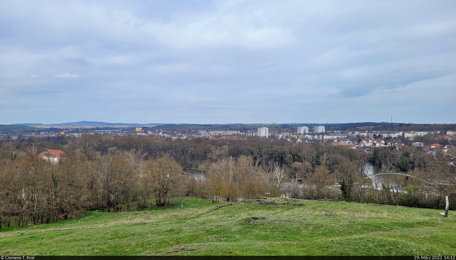 Blick vom Ochsenberg auf das nördliche Umland von Halle (Saale). Am linken Bildrand ist der Petersberg erkennbar.

🕓 29.3.2023 | 14:12 Uhr
