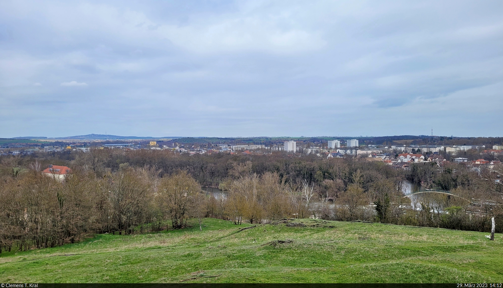 Blick vom Ochsenberg auf das nördliche Umland von Halle (Saale). Am linken Bildrand ist der Petersberg erkennbar.

🕓 29.3.2023 | 14:12 Uhr