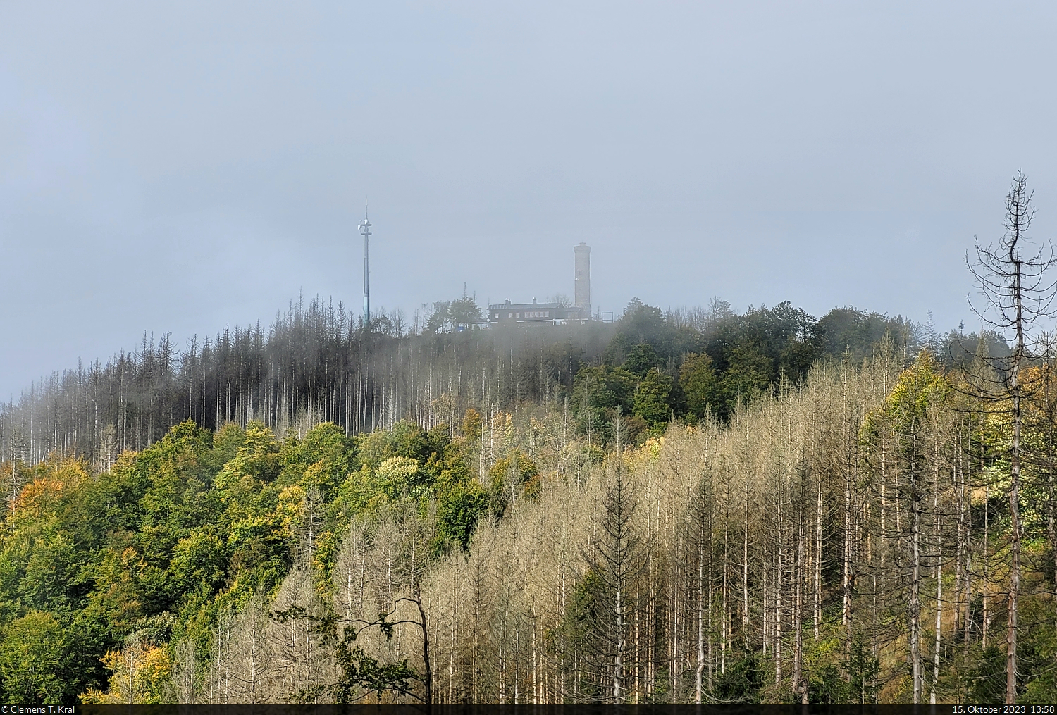 Das Ziel gerade so in Sicht: Großer Knollen zwischen Bad Lauterberg, Herzberg und Sieber. Immer mal wieder wird der Berg an diesem wechselhaften Wandertag von tiefhängenden Wolken verdeckt, während im Vordergrund die Sonne durchschimmert.

🕓 15.10.2023 | 13:58 Uhr