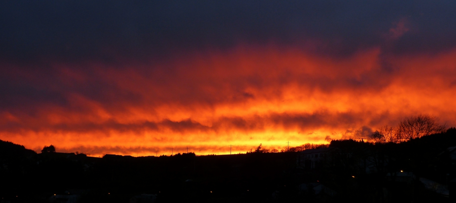 Den ganzen Tag Schmuddel Wetter, abends beim Sonnenuntergang bricht die Wolkendecke auf und der Himmel färbt sich Glutrot über dem Norden von Luxemburg.13.03.2023