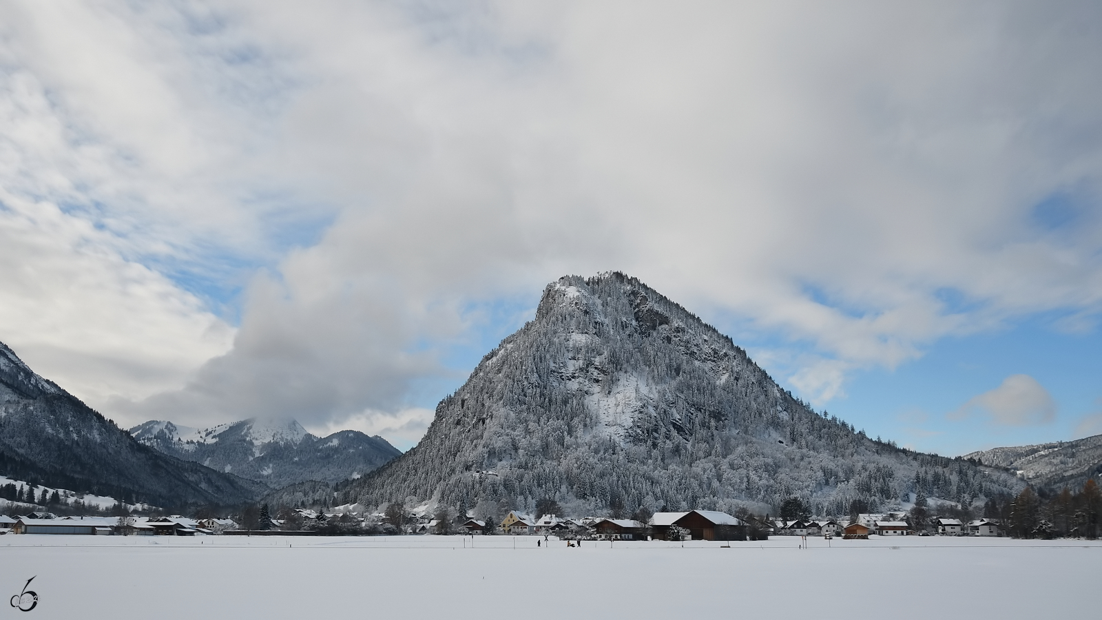 Der 1533 Meter hohe Kienberg ist ein 3 km langes Massiv zwischen Achtal und Vilstal in den Allgäuer Alpen. (Pfronten, November 2023)