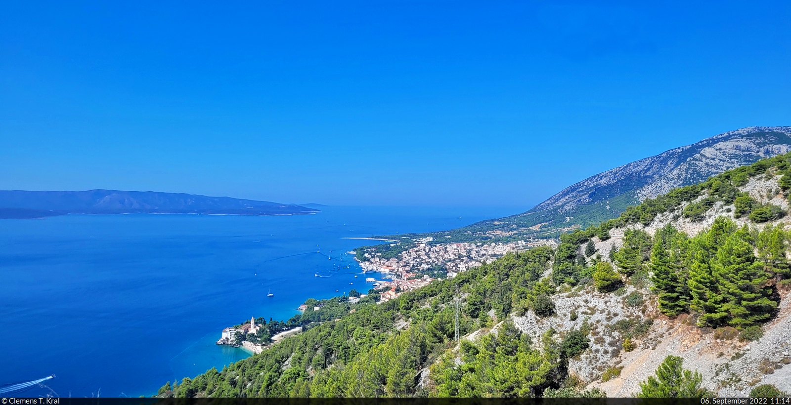 Der Badeort Bol ist das Highlight auf der kroatischen Brač. Mit dem Bus von Supetar muss man einmal die ganze Insel von Nord nach Süd durchqueren. Dabei befährt man etliche Kurven und Steigungen. Mit einem Mal tat sich dann die blaue Adria auf und sorgte für staunende Gesichter. Das sollte in Form eines Bildes durch das Busfenster festgehalten werden.

🕓 6.9.2022 | 11:14 Uhr