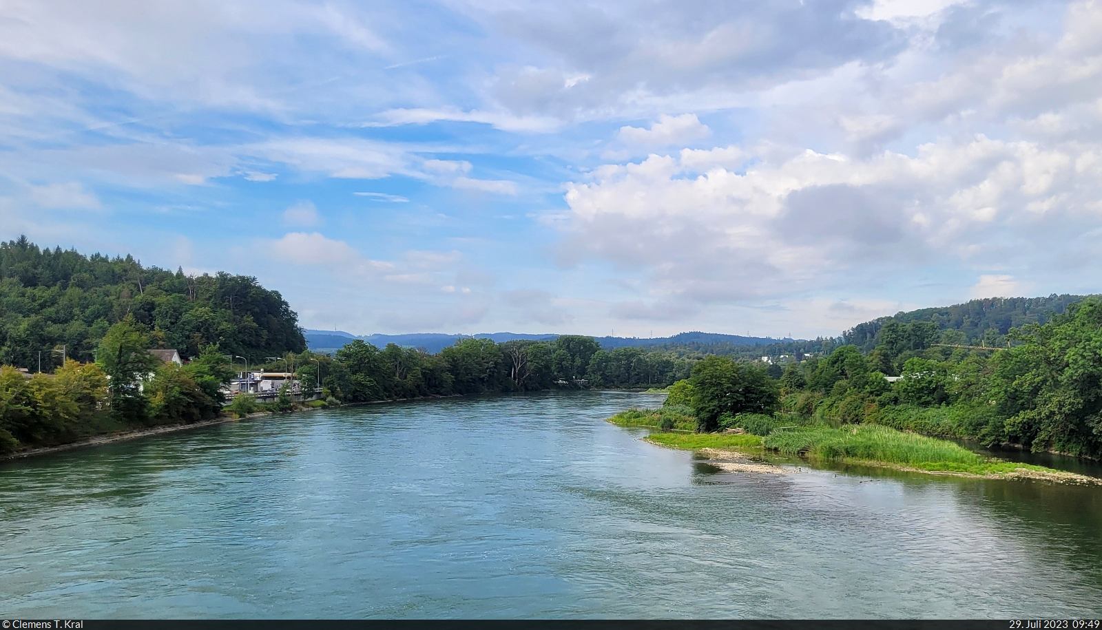 Der Hochrhein bildet eine lange natürliche Grenze zwischen der Schweiz und Baden-Württemberg in Deutschland.
Das Bild entstand auf der Straßenbrücke zwischen Koblenz (CH) und Waldshut (D).

🕓 29.7.2023 | 9:49 Uhr