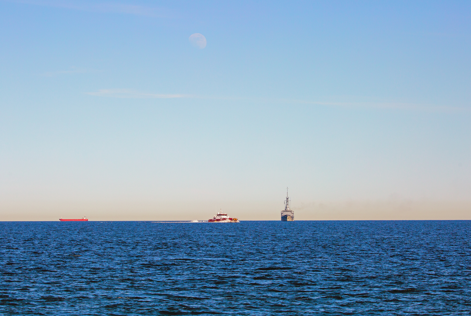 Der zunehmende Mond über der Prorer Wiek mit TRANSPORTER (IMO 9663075) und Flottendienstboot A53 OKER . - 27.04.2026

