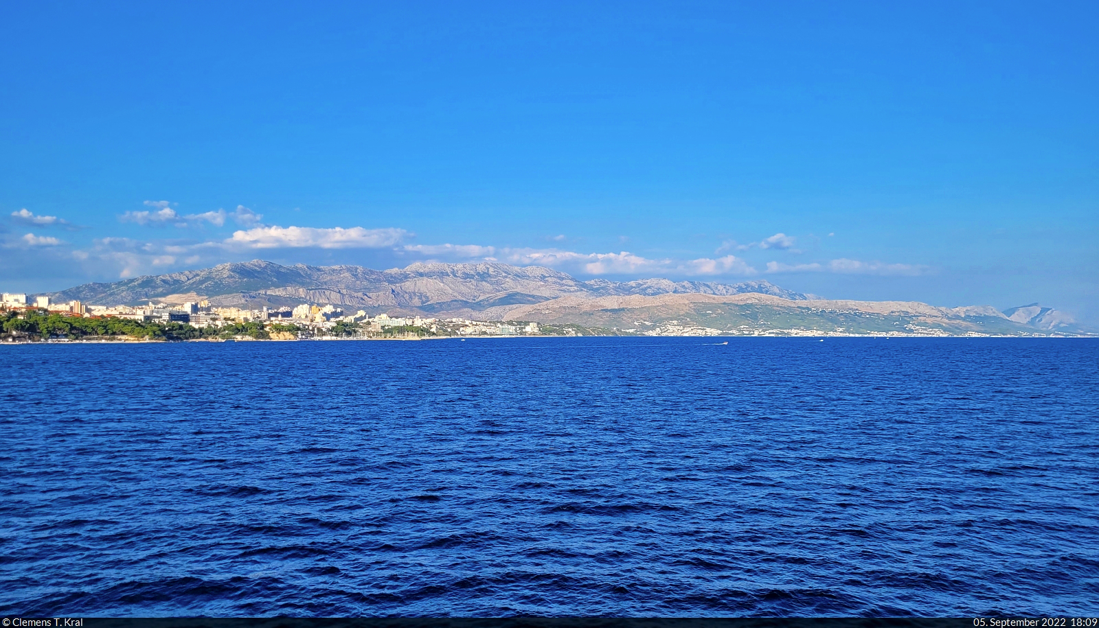 Die Fährfahrt auf die Adria-Insel Brač nach Supetar (HR) bietet Aussicht auf das Mosor-Gebirge, das sich nordöstlich von Split erstreckt.

🕓 5.9.2022 | 18:09 Uhr