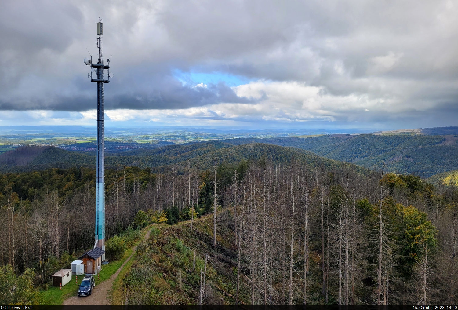 Die südwestlichen Ausläufer des Harzes lassen sich vom Aussichtsturm des Großen Knollen erkennen. Am linken Bildrand, hinter dem Sendemast, liegt Herzberg.

🕓 15.10.2023 | 14:20 Uhr