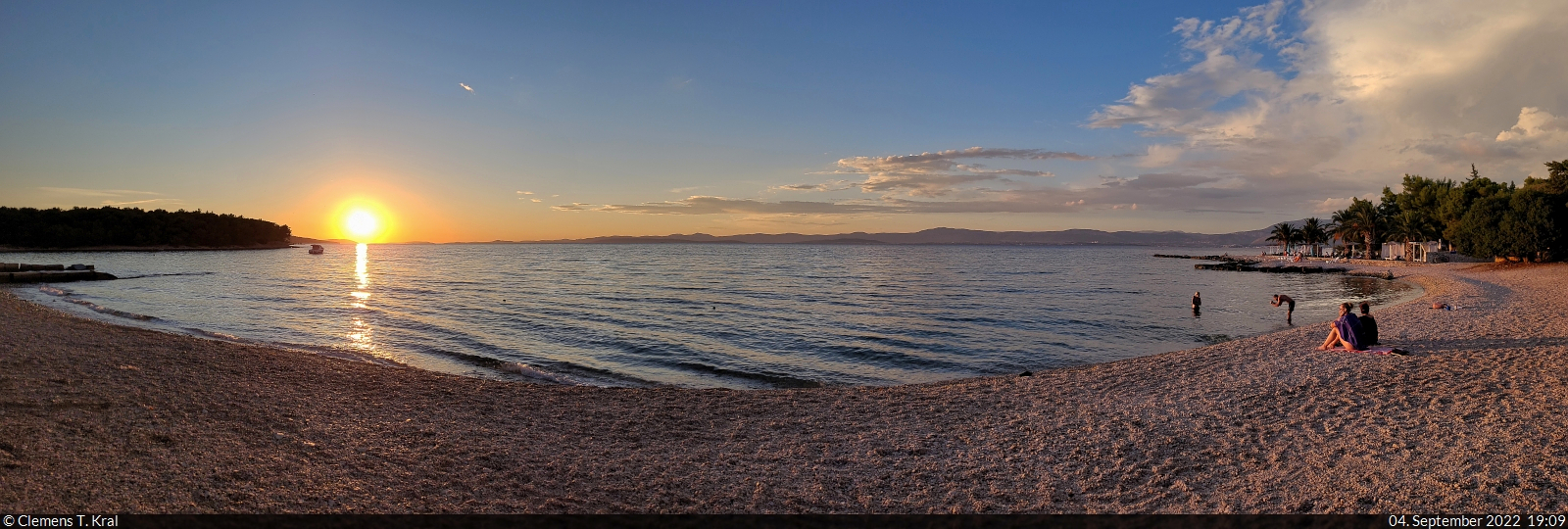 Die Wolken sind weitergezogen, die Sonne hat freie Bahn und scheint den Strand-Besuchern mit ihren letzten Strahlen ins Gesicht. Panorama-Aufnahme aus Supetar auf Brač (HR).

🕓 4.9.2022 | 19:09 Uhr