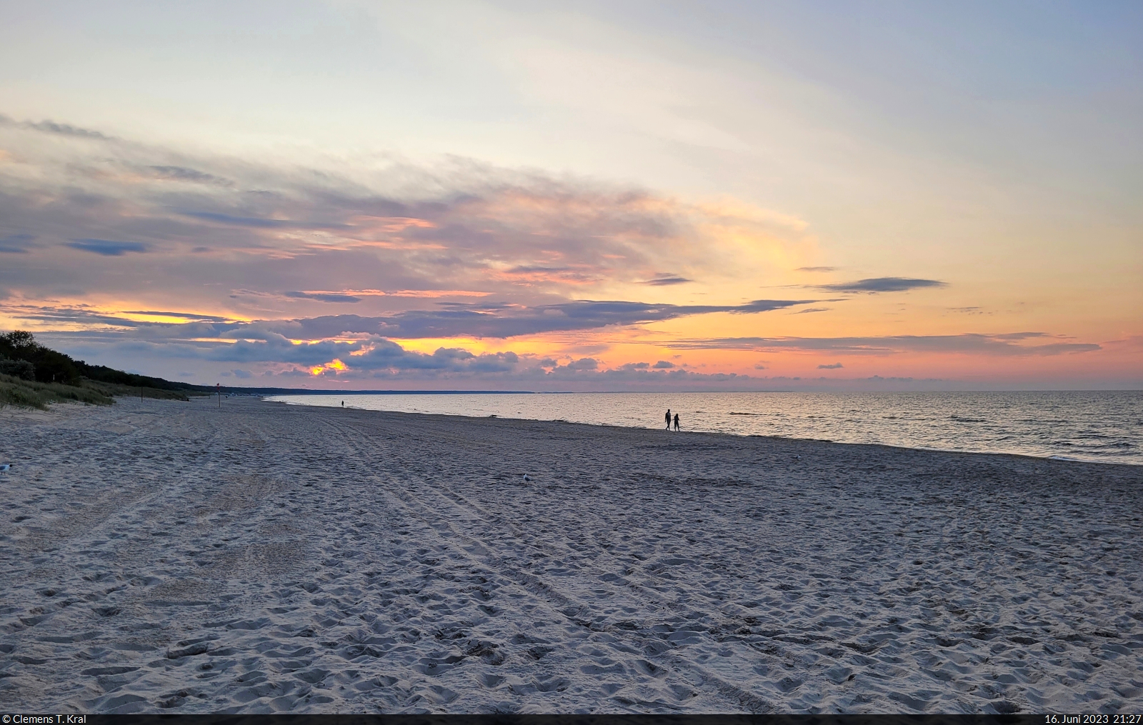 Eigentlich sollte in Zinnowitz der Sonnenuntergang über der Ostsee bewundert werden, aber die Wolken hatten etwas dagegen.

🕓 16.6.2023 | 21:27 Uhr