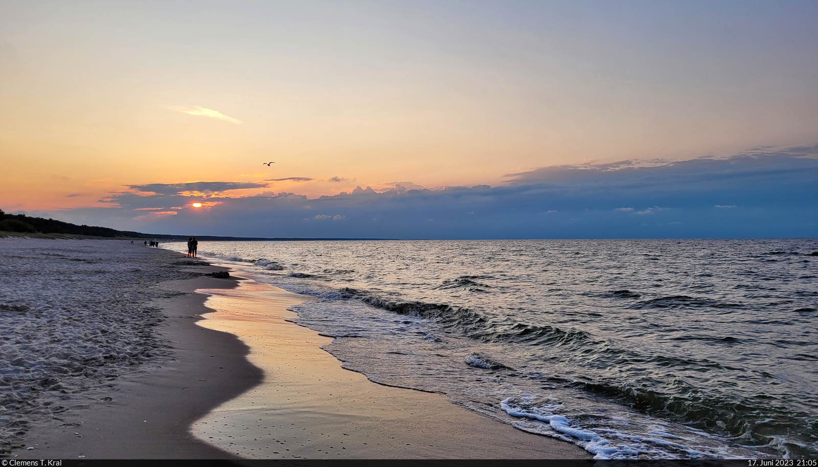 Ein weiterer missglückter Versuch am Folgeabend, die Sonne in Zinnowitz beim Untergehen zu fotografieren. Den ganzen Tag schien sie, nur im entscheidenden Moment tauchte sie wieder im Wolkenmeer statt in die Ostsee ab.

🕓 17.6.2023 | 21:05 Uhr