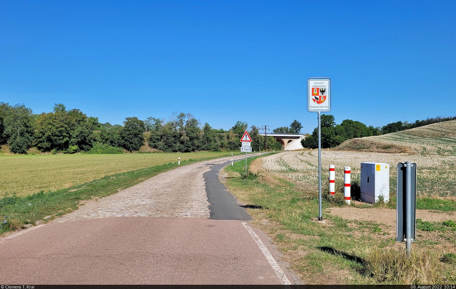 Fahrradtour von Halle (Saale) nach Aschersleben
Ohne weitere Worte... Landkreisgrenze von Mansfeld-Südharz zum Salzlandkreis auf der Ascherslebener Straße bei Sandersleben (Anhalt).

🕓 8.8.2022 | 10:14 Uhr