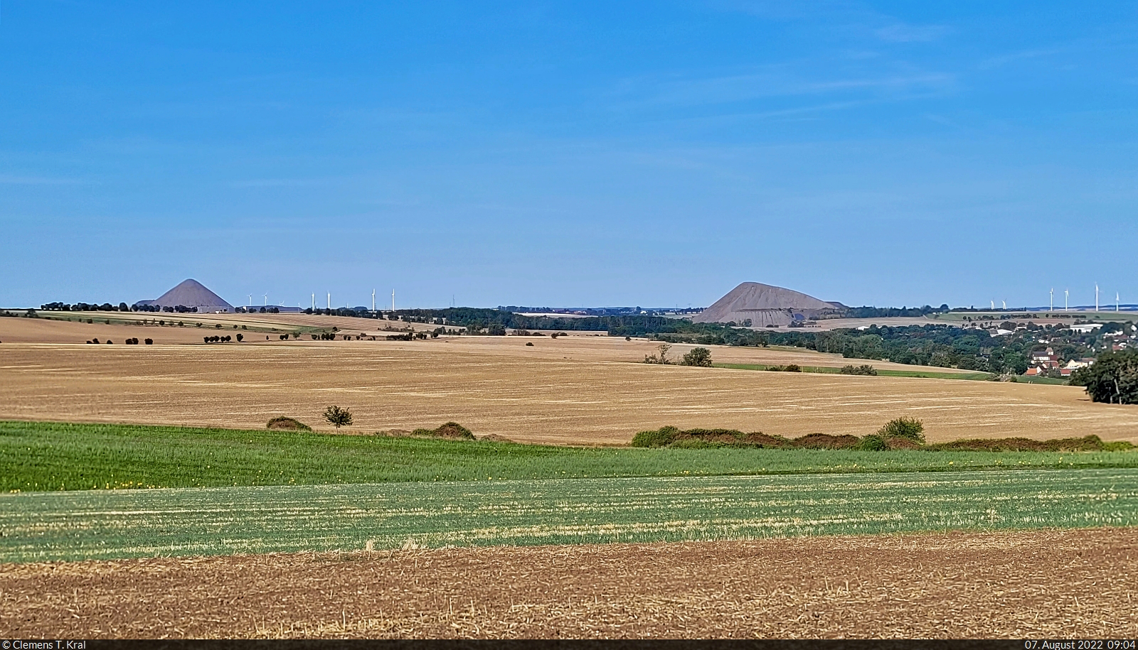 Fahrradtour von Halle (Saale) nach Aschersleben
Unverkennbares Merkmal für Mansfeld-Südharz: die Pyramiden des einstigen Kupferschieferbergbaus. Bei einer Pause zwischen Reidewitz und Lochwitz (Gerbstedt) waren sie am Horizont gut sichtbar.

🕓 7.8.2022 | 9:04 Uhr