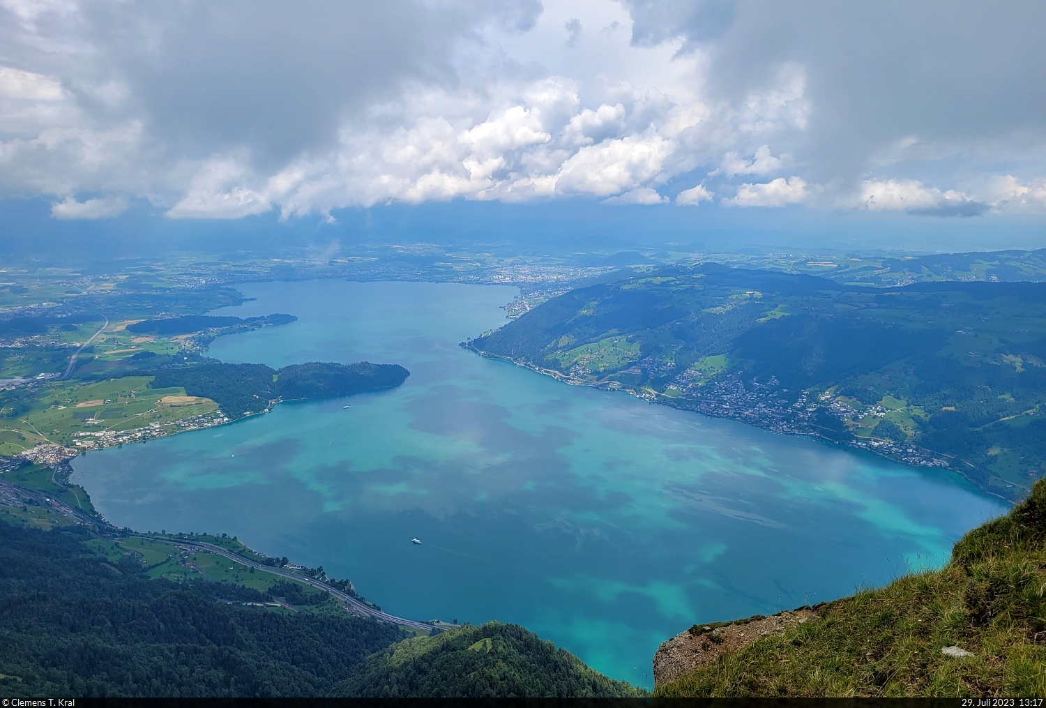 Grün-blau gefärbt: der Zugersee zwischen Arth (CH) und Zug (CH), gesehen von der Rigi Kulm.

🕓 29.7.2023 | 13:17 Uhr