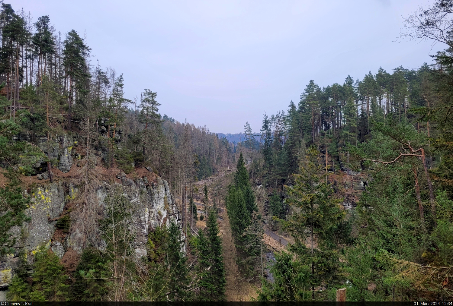 Irgendwo nördlich von Doubice (CZ), in der Böhmischen Schweiz, konnte auf einem Felsen die Aussicht genossen werden.

🕓 1.3.2024 | 12:34 Uhr