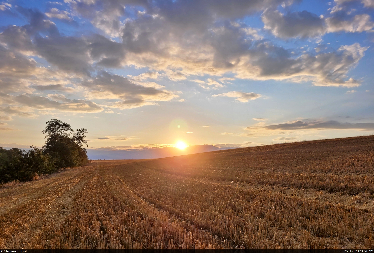 Letzte Sonnenstrahlen über den Feldern von Zscherben (Gemeinde Teutschenthal), bevor sich wieder Wolken davorschieben.

🕓 26.7.2023 | 20:32 Uhr