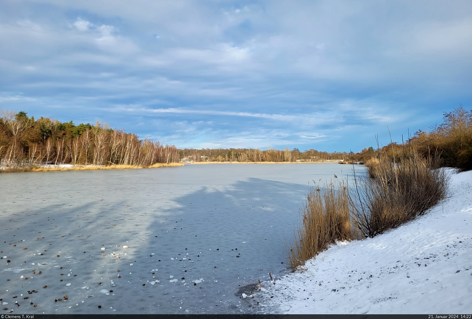 Mehrere Tage gab es in Halle (Saale) mal richtigen Winter. Dadurch fror auch der Heidesee zu. Zum Betreten reichte die Eisschicht aber nicht.

🕓 21.1.2024 | 14:22 Uhr