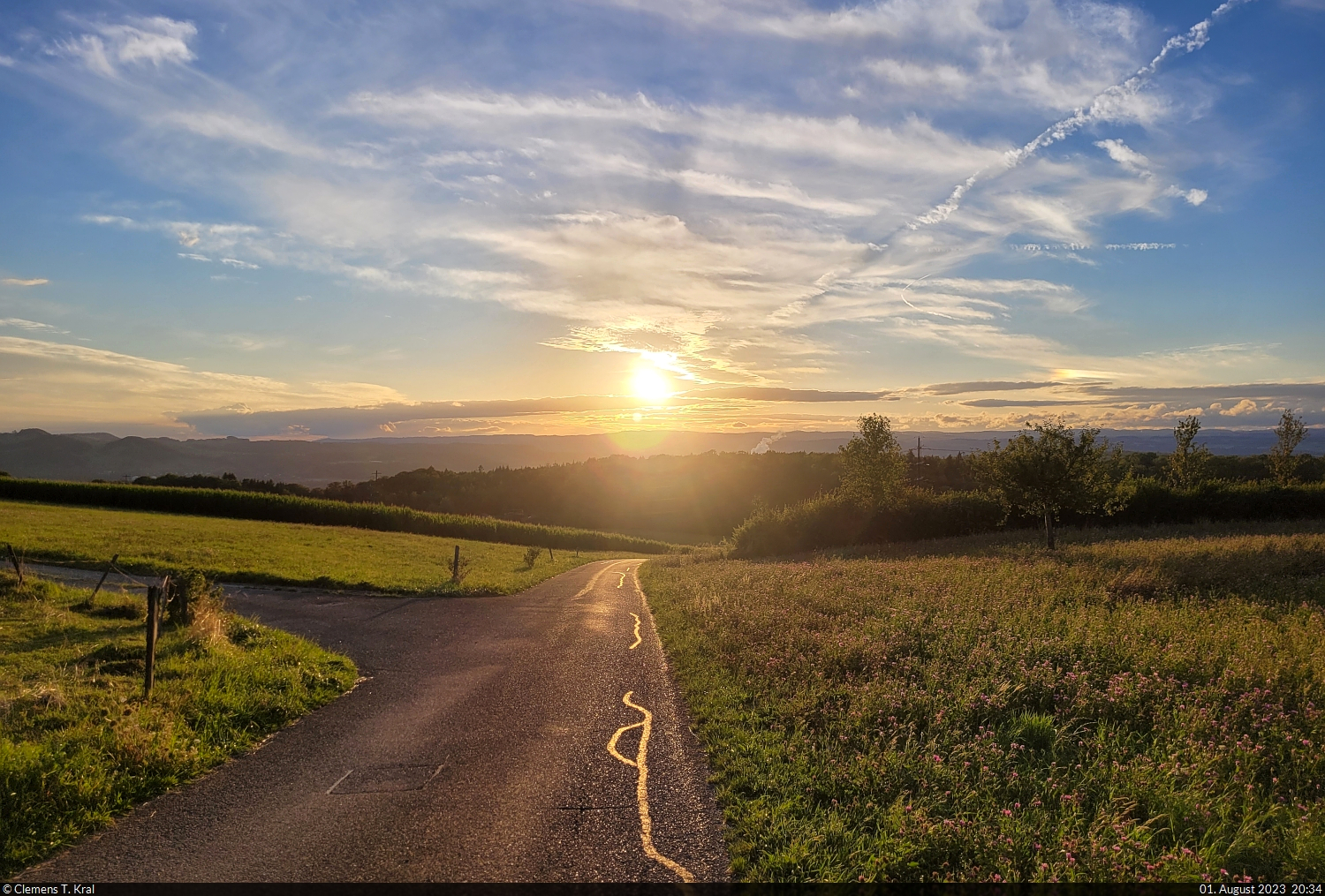 Nach einem sehr verregneten Schweizer Nationalfeiertag hebt die Sonne zu fortgeschrittener Stunde noch einmal die Stimmung und scheint dem Fotografen bei Baldingen (CH) entgegen.

🕓 1.8.2023 | 20:34 Uhr