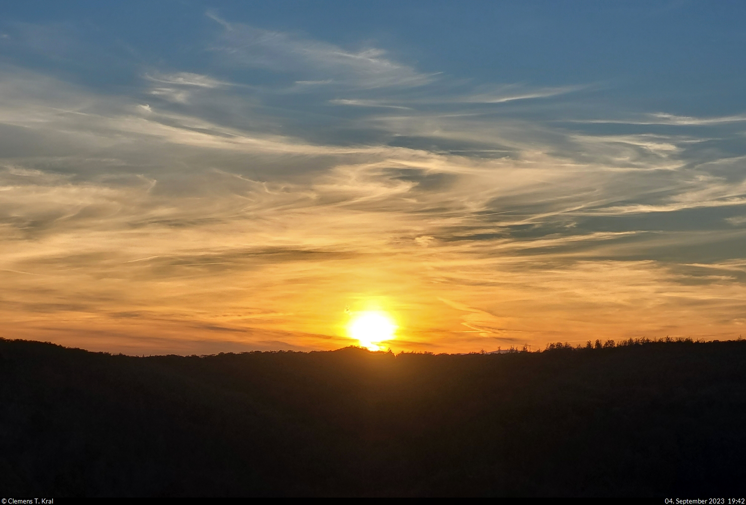 Nach einem sehr warmen Spätsommertag geht die Sonne über dem Bodetal bei Thale unter.
Beobachtet von der Roßtrappe. Die hat auch einen eigenen Stempel der Harzer Wandernadel. Er trägt die Nummer 71.

🕓 4.9.2023 | 19:42 Uhr