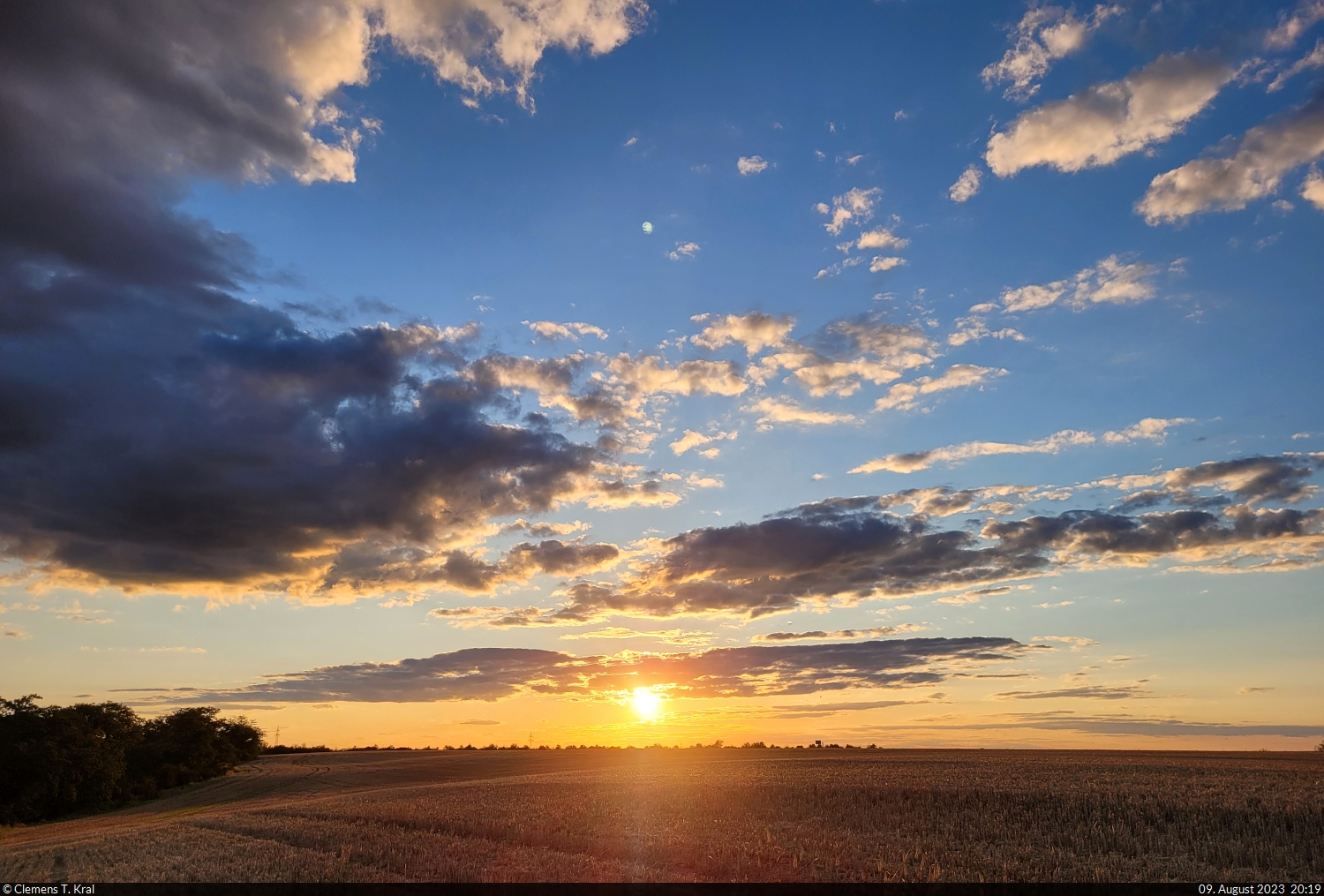 Nach einem wiederholt grauen Sommertag klarte der Himmel über Zscherben (Teutschenthal) am Abend noch kurzzeitig auf.

🕓 9.8.2023 | 20:19 Uhr