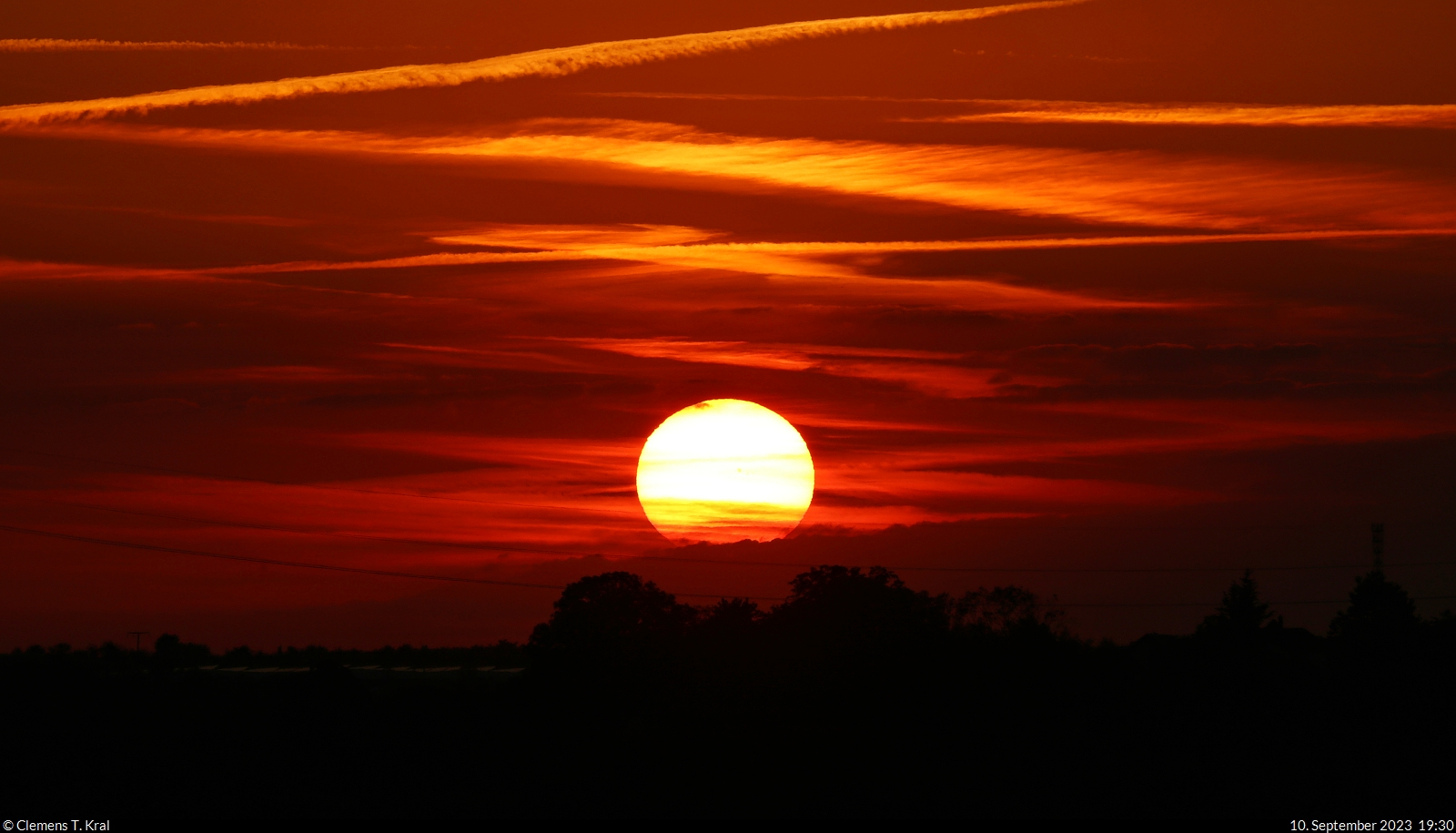 Nachdem die Sonne eine Woche lang fast ohne Unterbrechungen schien, taucht sie am Sonntagabend in die Wolken ein.
Impression aus der Saaleaue zwischen Angersdorf und Halle (Saale).

🕓 10.9.2023 | 19:30 Uhr