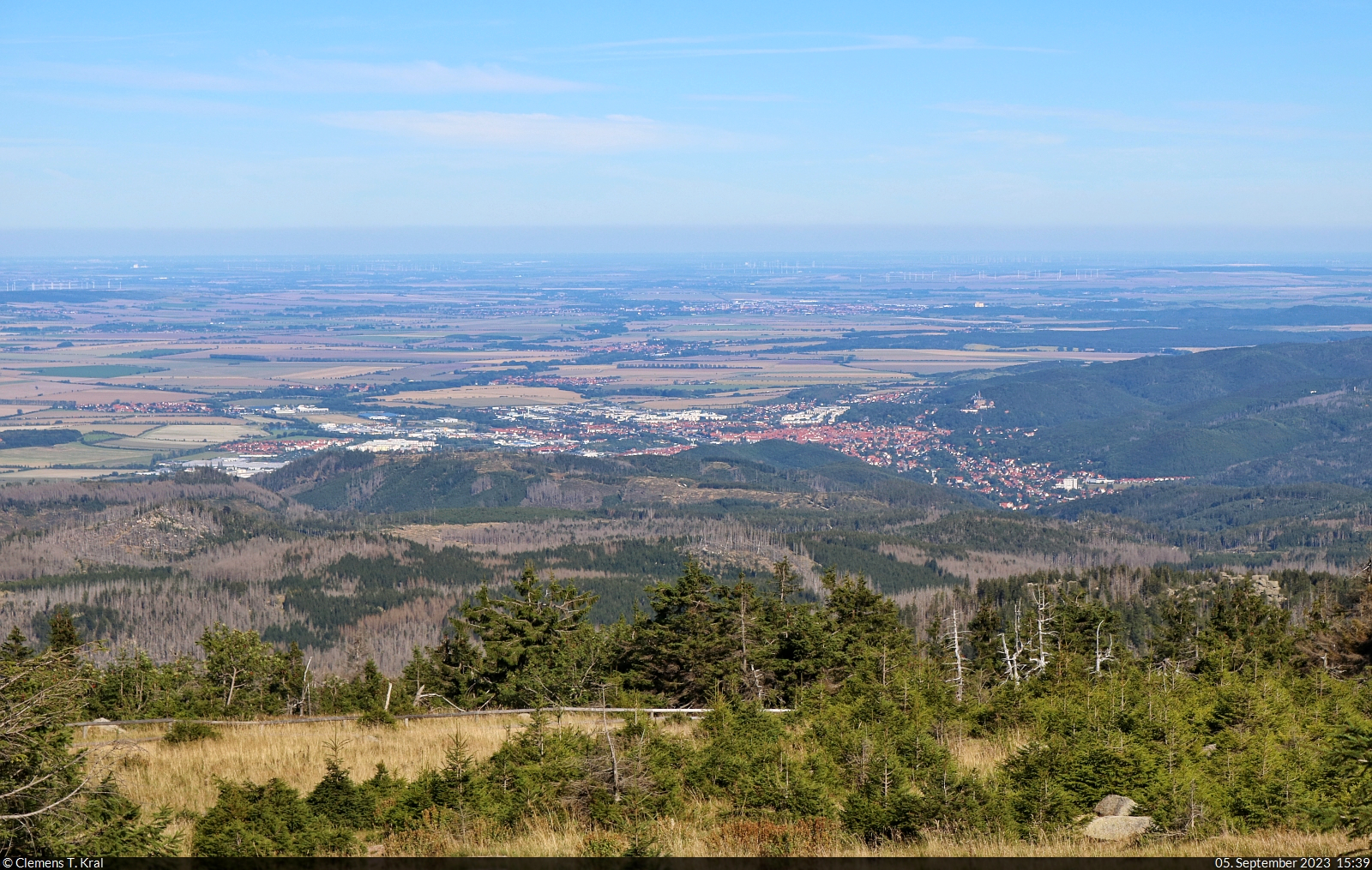 Nordöstlicher Blick vom Brocken in die deutlich flachere Landschaft von Sachsen-Anhalt. Rund 12 Kilometer entfernt liegt die Stadt Wernigerode.

🕓 5.9.2023 | 15:39 Uhr