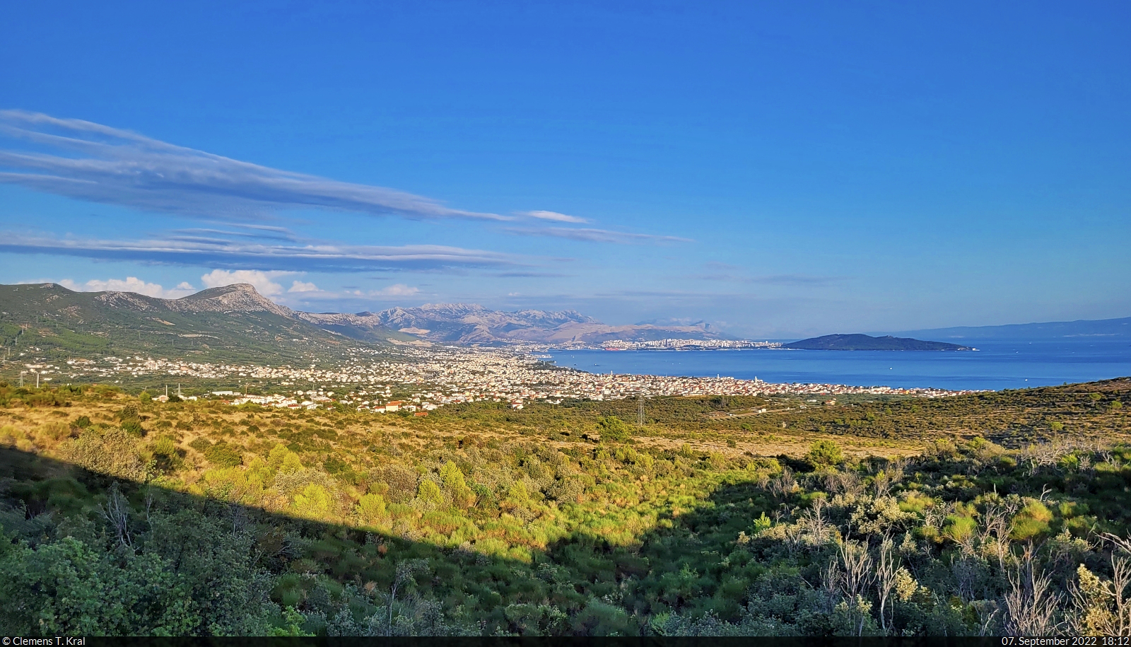 Oberhalb von Kaštel Stari (HR) kann man die Adria-Küste bei Split gut bewundern. Die abendliche Aufnahme der Stadt und ihrer Umgebung entstand aus dem Fenster eines Nachtzuges.

🕓 7.9.2022 | 18:12 Uhr