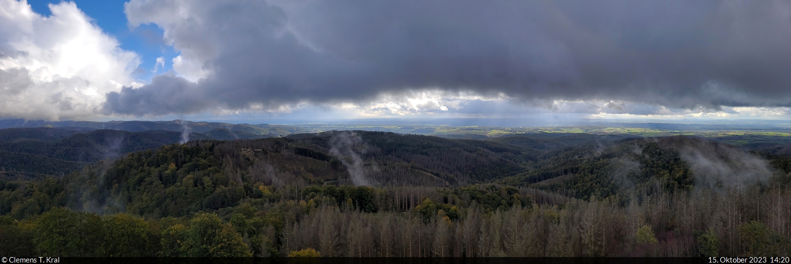 Panorama vom Aussichtsturm des Großen Knollen in den Harz und ins Eichsfeld. Dicke, dunkle Wolken hängen darüber, der Wind pfeift kräftig. Die Besucher befinden sich hier – mit dem Turm dazugerechnet – auf 707 Metern Höhe. Damit sich der Besuch noch mehr lohnt, gibt es hier eine Stempelstelle der Harzer Wandernadel (Nr. 150) sowie eine Gastwirtschaft.

🕓 15.10.2023 | 14:20 Uhr