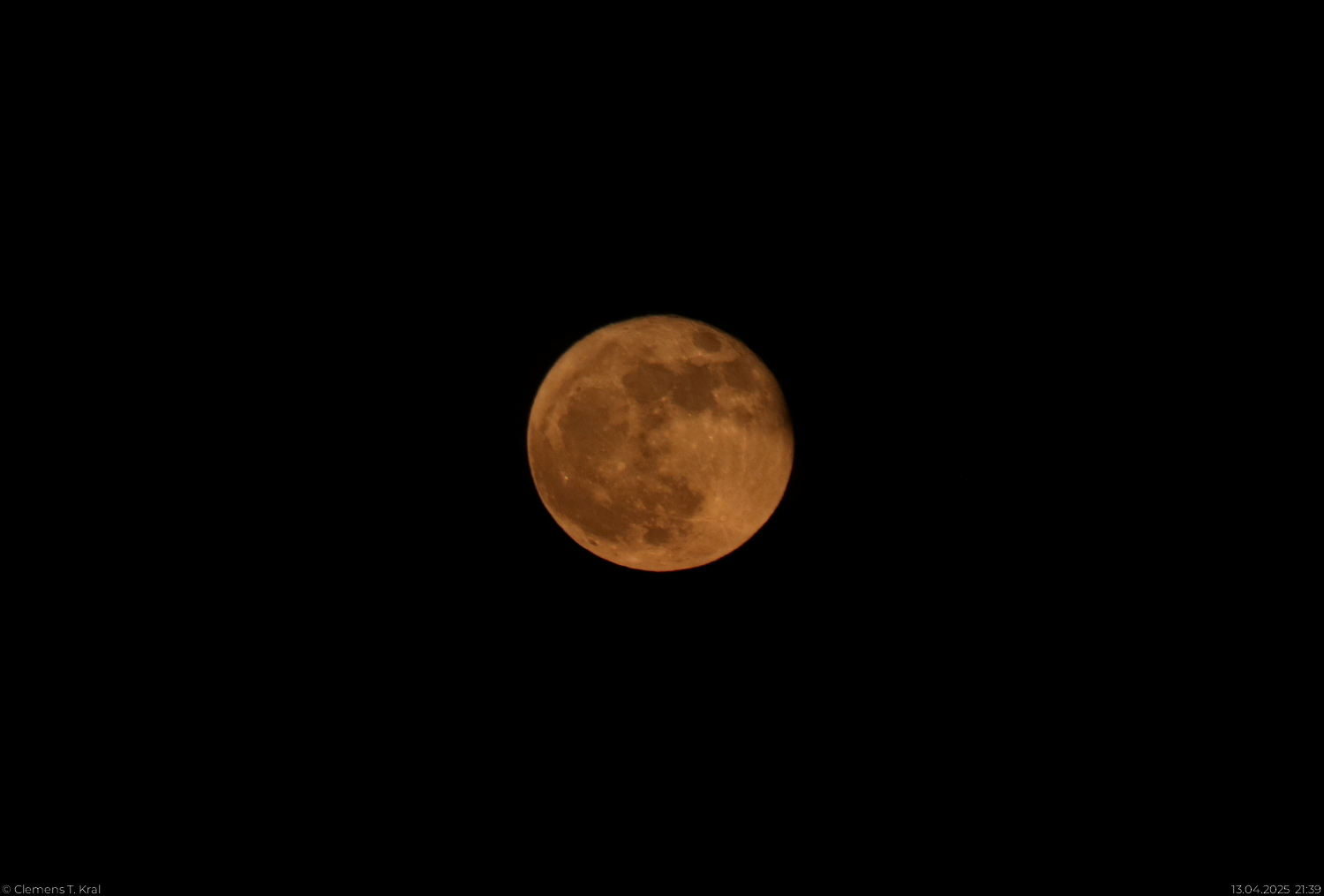 Roter Vollmond, gesehen mit dem Tele-Objektiv in Neu-Sch�nbeck.

🕓 13.4.2025 | 21:39 Uhr