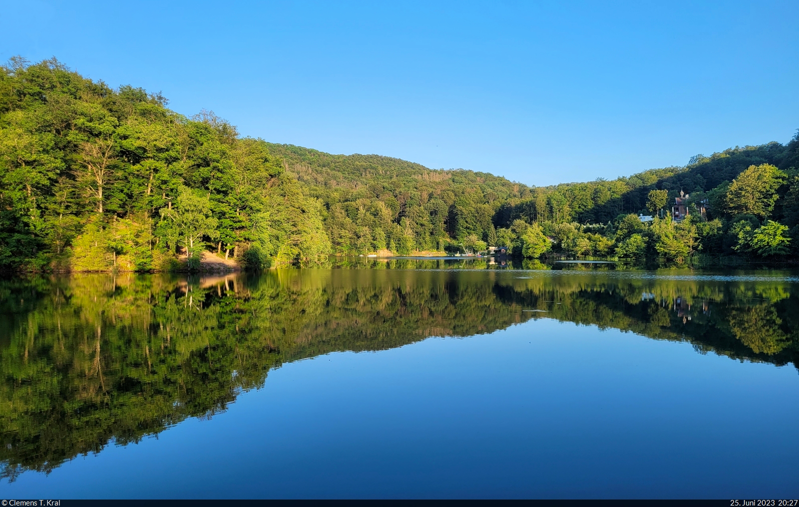 Ruhig liegt das Wasser des Wiesenbeker Teichs in Bad Lauterberg im Harz zu abendlicher Stunde.

🕓 25.6.2023 | 20:27 Uhr