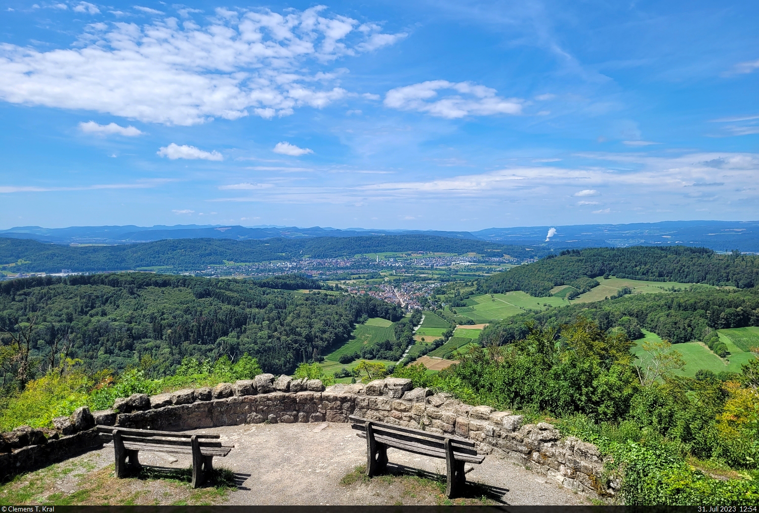 Ruine mit Aussicht: Von der Küssaburg im Klettgau kann man unter anderem auch bis in die Schweiz schauen. Auf 12 Uhr der Ort Bad Zurzach.

🕓 31.7.2023 | 12:54 Uhr