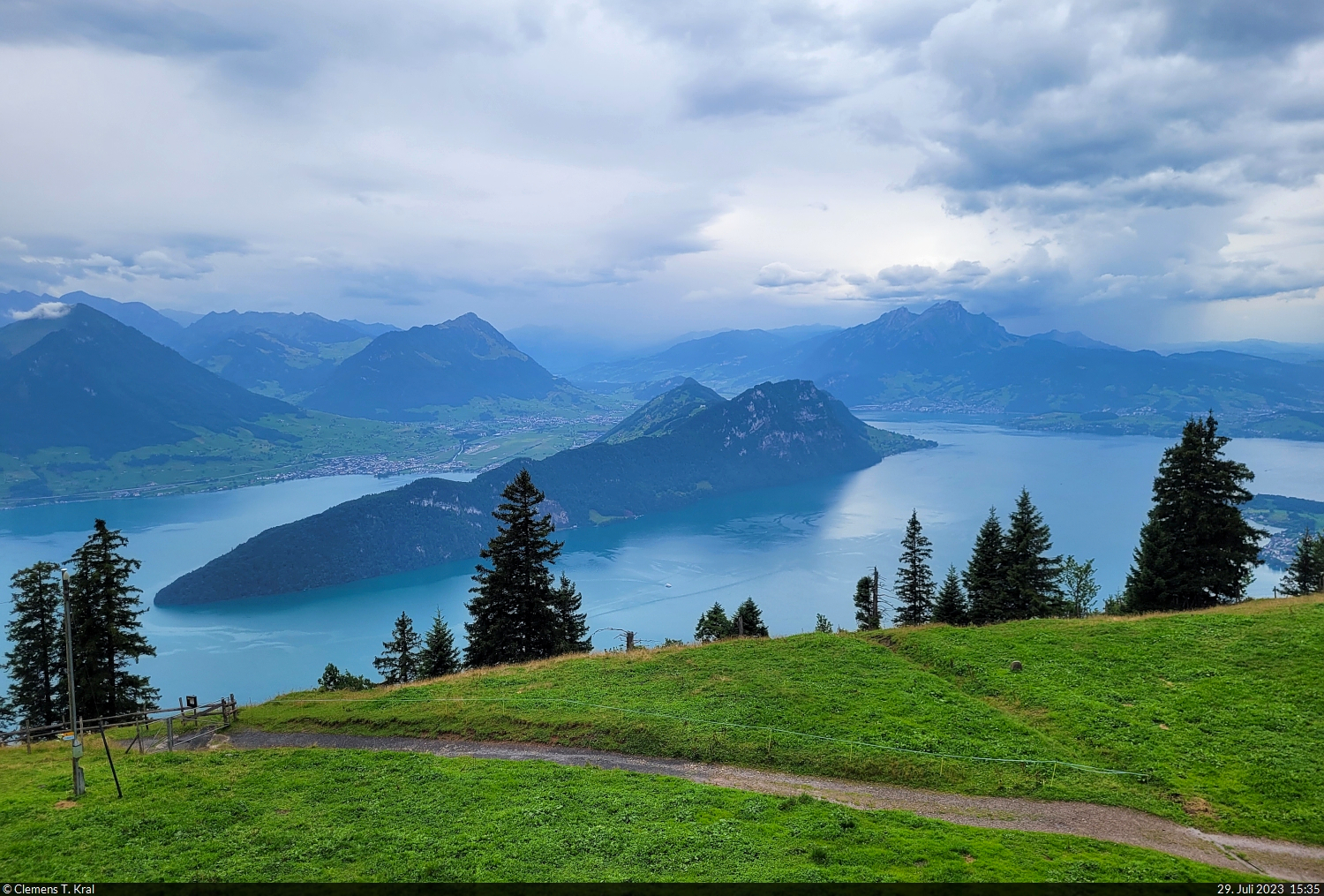 Sicht bei Unterstetten (CH) auf den Vierwaldstättersee, der auch bei trübem Wetter farblich hervorsticht.

🕓 29.7.2023 | 15:35 Uhr