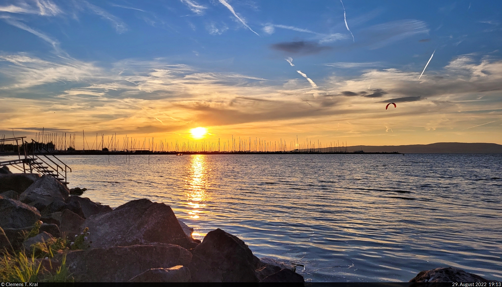 Sonnenuntergang in Balatonfenyves (HU) an einem lauen Spätsommerabend.

🕓 29.8.2022 | 19:13 Uhr