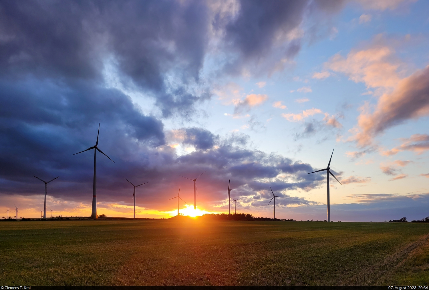 Sonnenuntergang hinter Windrädern, die an diesem Tag gut zu tun hatten, nördlich von Nauendorf (Wettin-Löbejün).

🕓 7.8.2023 | 20:36 Uhr