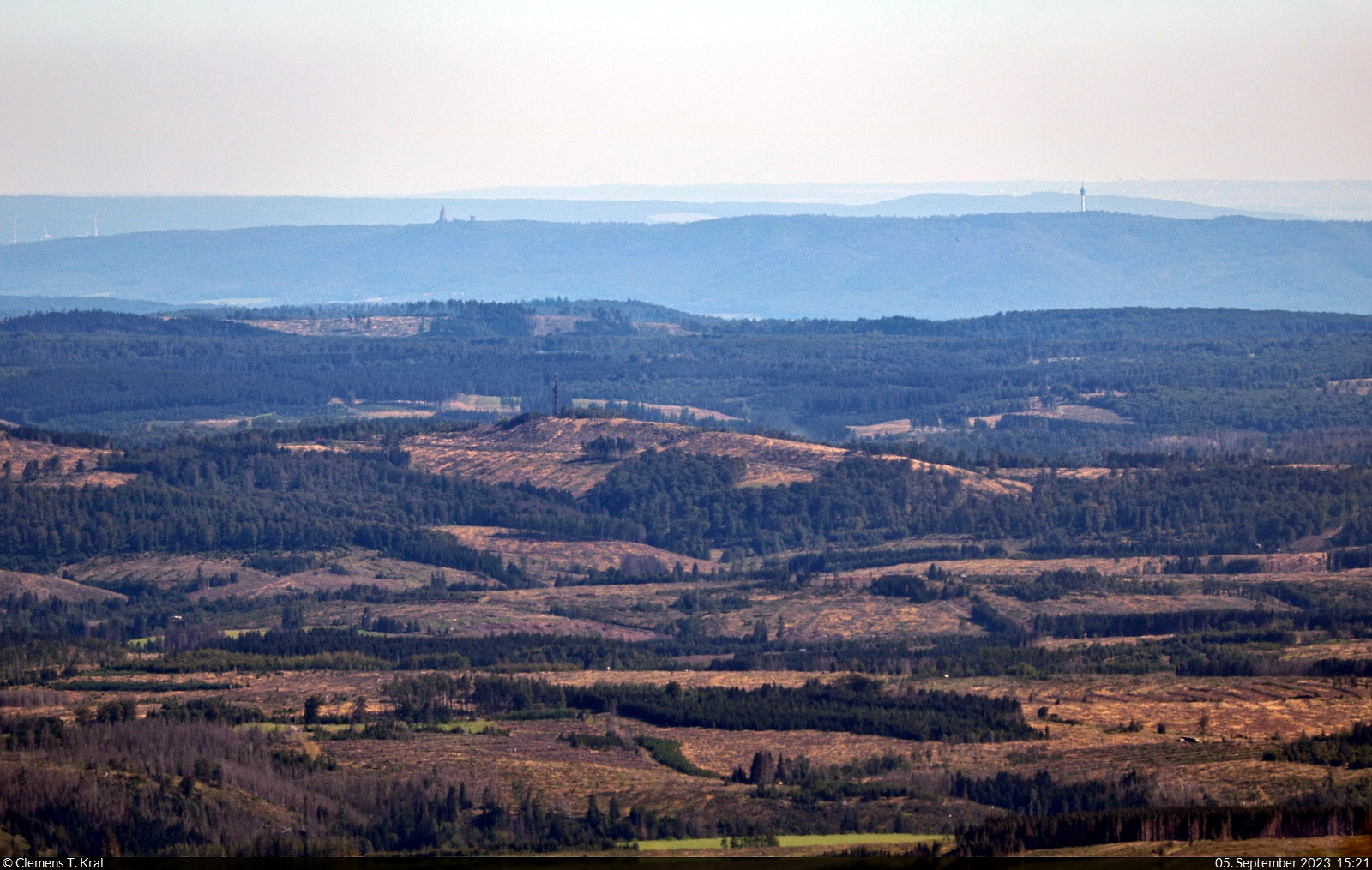 Südwestlicher Blick vom Brocken auf das 55 Kilometer entfernte Kyffhäuser-Denkmal (links) und den 94 Meter hohen Fernmeldeturm Kulpenberg.

🕓 5.9.2023 | 15:21 Uhr
