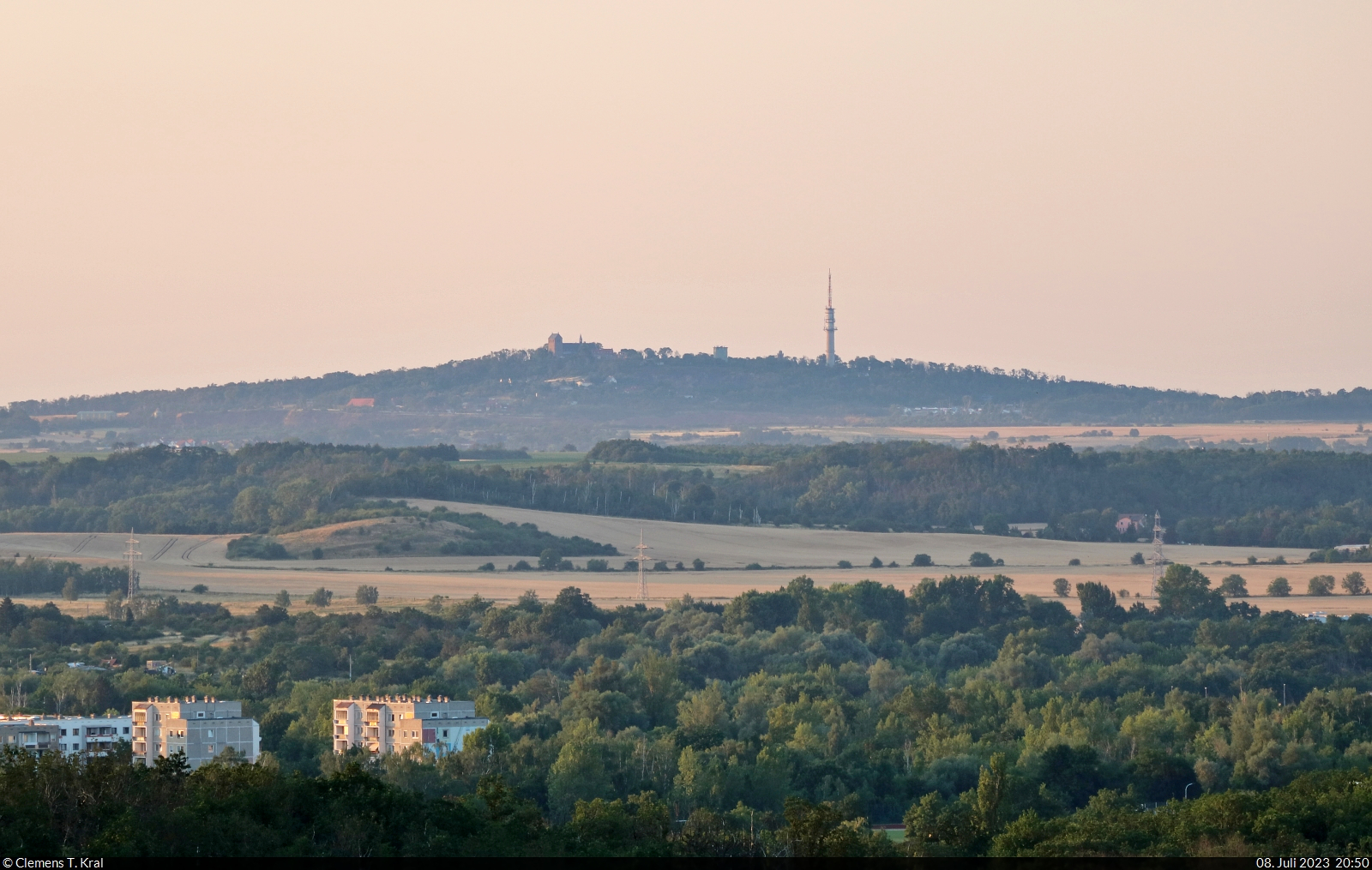 Tele-Blick vom Kolkturm in der Dölauer Heide auf den Petersberg, mit 250 Metern über NN die höchste Erhebung im ehemaligen Saalkreis bei Halle (Saale).

🕓 8.7.2023 | 20:50 Uhr