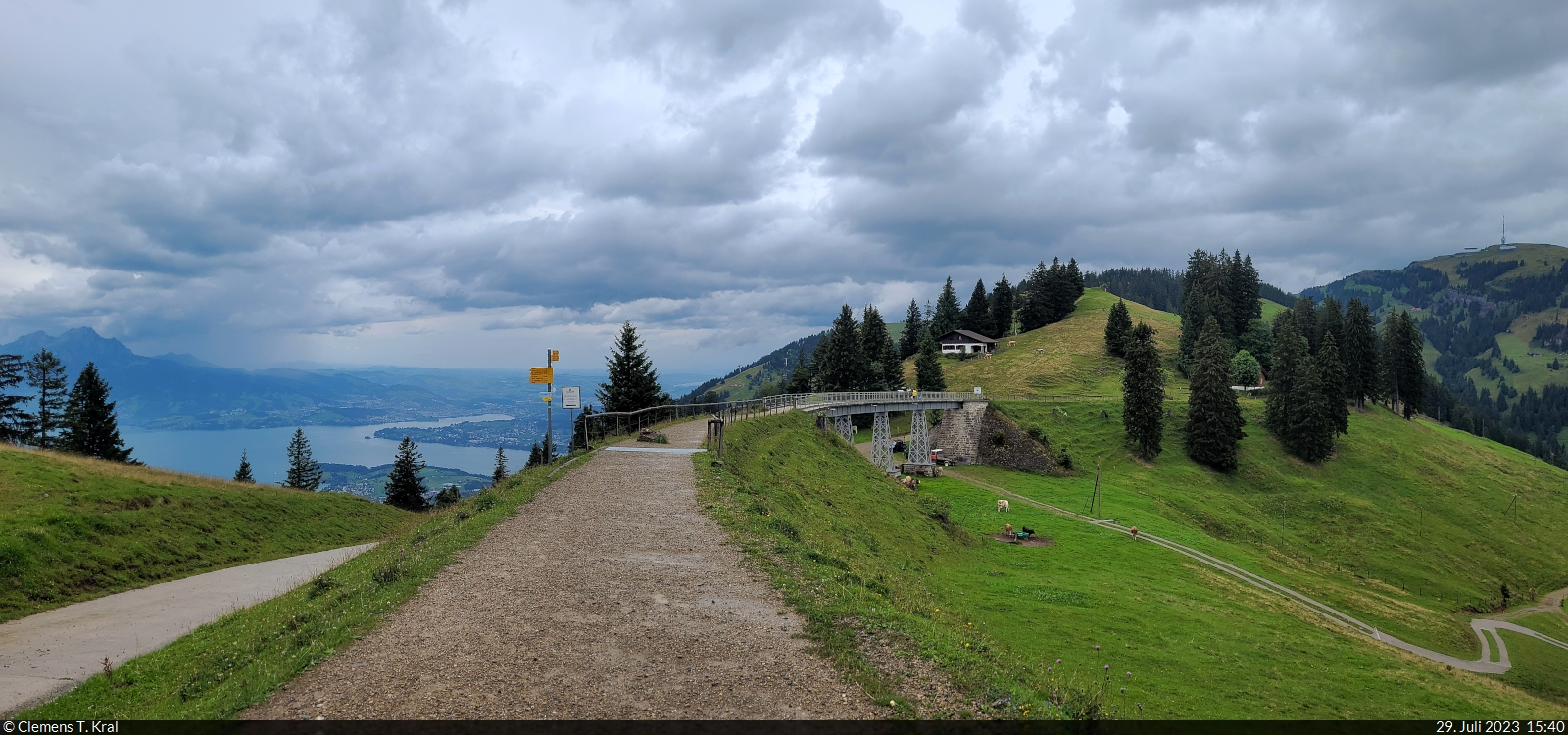 Überblick vom Vierwaldstättersee bis zur Rigi Kulm (Bildrand rechts), dazwischen die ehemalige Bahnbrücke bei Unterstetten, auf der heute ein Wanderweg entlangführt.

🕓 29.7.2023 | 15:43 Uhr