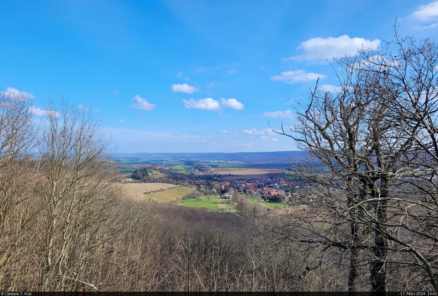 Von der Ruine der einstigen Luisenburg schaut der Wanderer zum Blankenburger Ortsteil Cattenstedt und weiter Richtung Thale. Er kann hier außerdem den Stempel Nummer 77 der Harzer Wandernadel in seinem Heft verewigen.

🕓 17.3.2024 | 14:42 Uhr