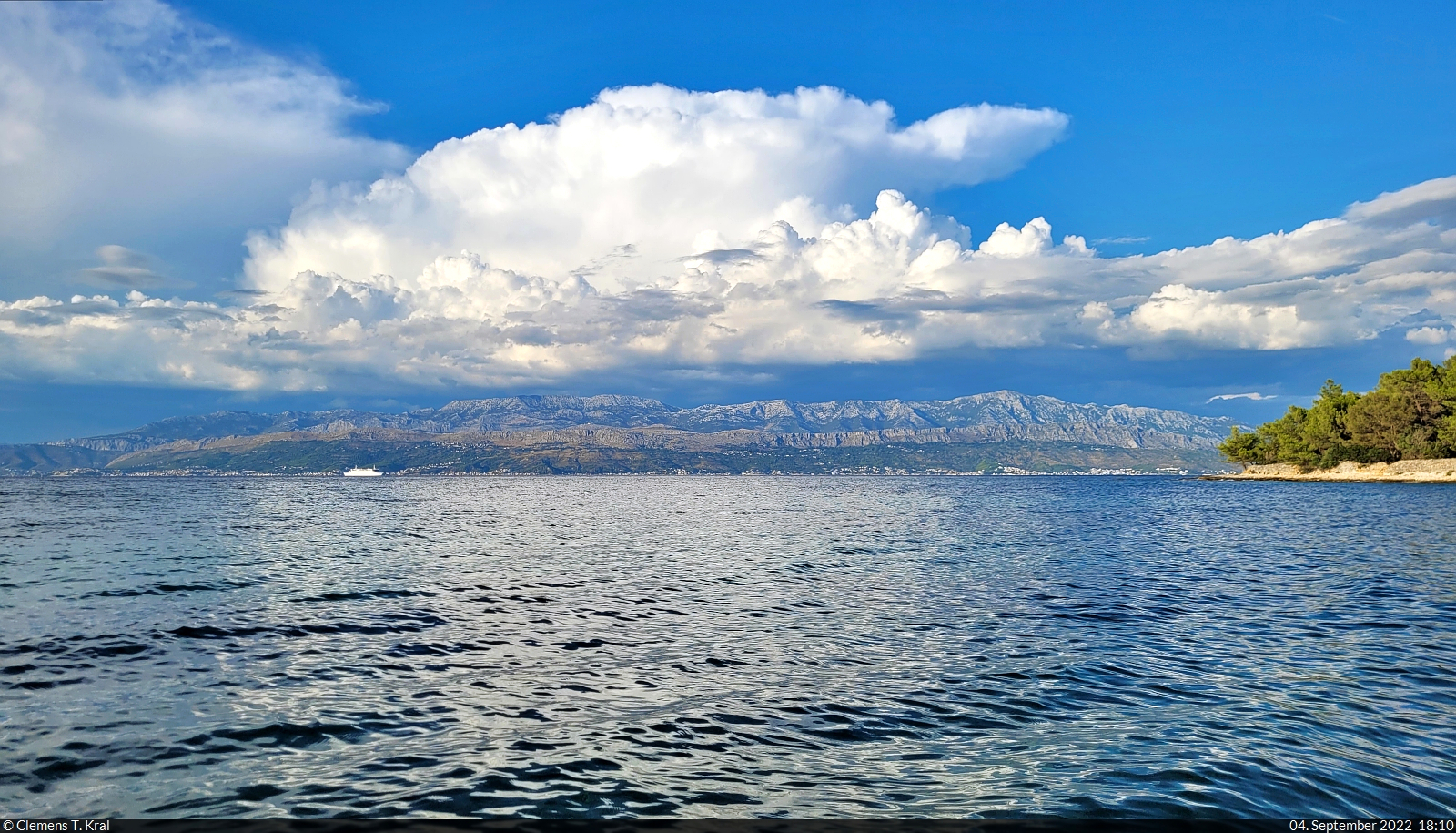 Von Supetar auf der Insel Brač (HR) beobachtet, braut sich über dem Gebirge auf dem Festland bei Split ein Gewitter zusammen. Glücklicherweise blieb es jedoch da, wo es herkam.

🕓 4.9.2022 | 18:10 Uhr