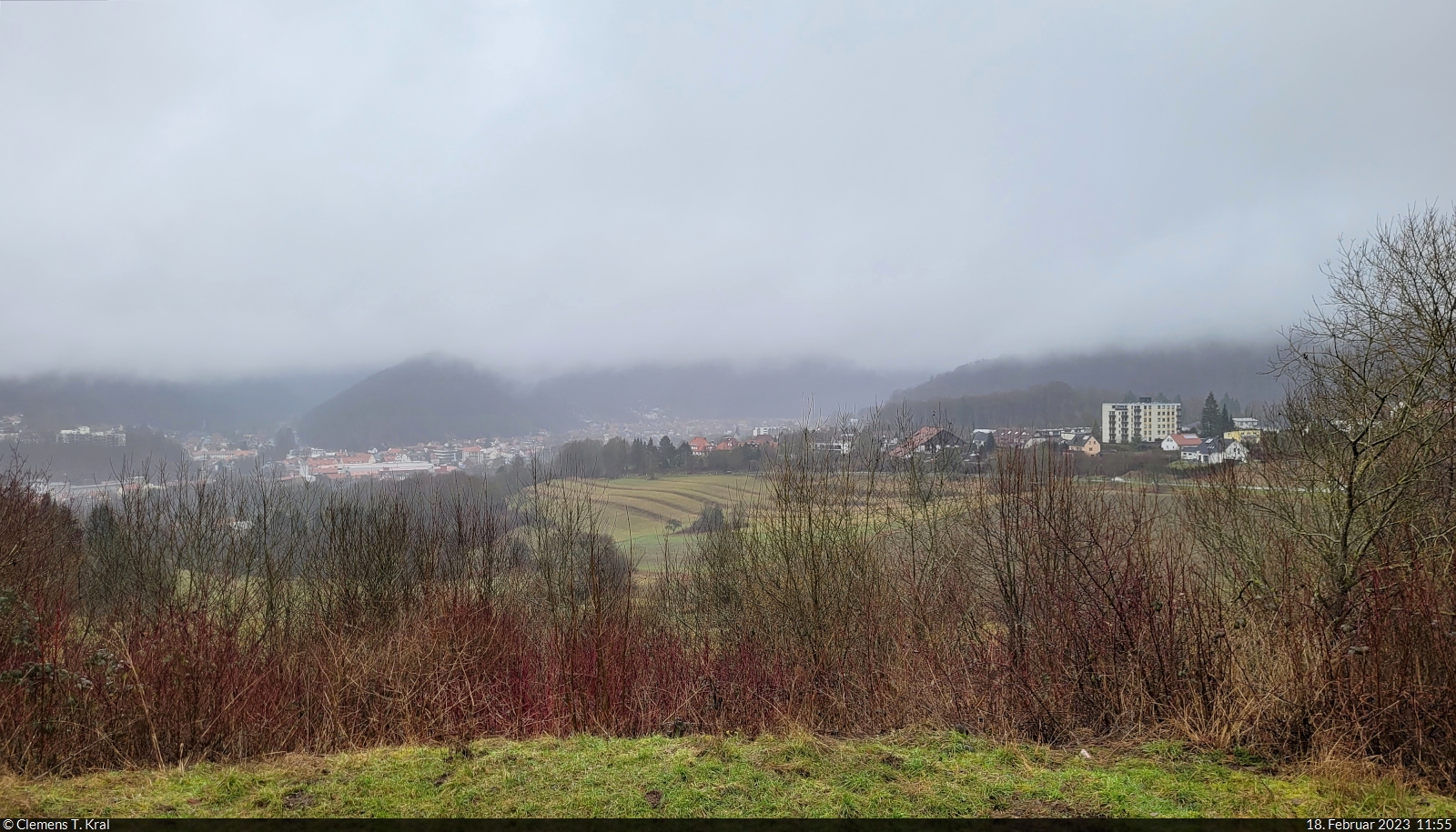 Wechselnde Sichtverhältnisse (1/3):
Die folgenden Bilder zeigen, wie schnell das Wetter die Sicht auf die Landschaft binnen weniger Minuten ändern kann. An einem regnerischen Wintertag ging es zum Brockenblick bei Bad Lauterberg im Harz. Von dem Ort, geschweige denn vom berühmten Berg, war allerdings wenig zu sehen.

🕓 18.2.2023 | 11:55 Uhr